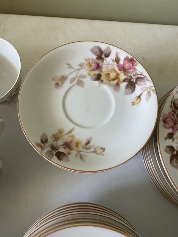 Set of 8 Noritake “Angela” 6 Piece Place Setting