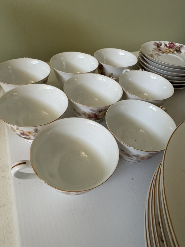 Set of 8 Noritake “Angela” 6 Piece Place Setting
