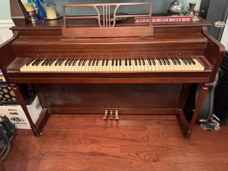 Lester "Betsy Ross Spinet" Upright Paino & Paino Bench with Delivery*